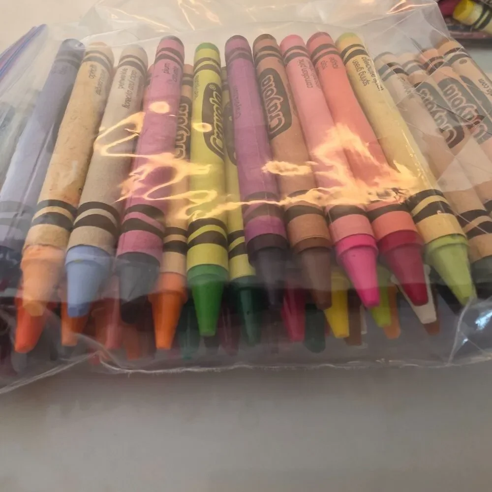 2+ lbs. Crayons Mixed Colors Whole&Broken Melting Arts & Crafts Most are Crayola